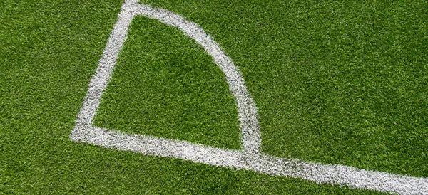 Grama artificial verde relva futebol campo de fundo com linha branca. Vista superior — Fotografia de Stock