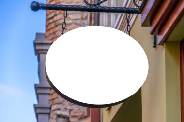 Sahte tabela. Boş beyaz yuvarlak tabela bir bina duvarında