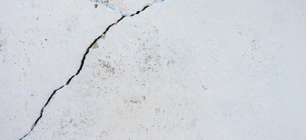 Vieux blanc abandonné grunge fissuré fond de mur en stuc — Photo