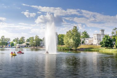 Druskininkai, Litvanya - 14 Ağustos 2020: Druskininkai şehrinin Druskonis gölünden görünüşü