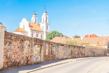 Vilnius, Litvanya - 4 Eylül 2020 Sv. St. Catherine Kilisesi ve Vilnius Eski Kasabası 'ndaki eski Benedikt Manastırı ile Ignoto Caddesi.