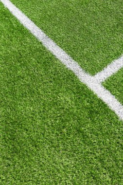 Beyaz çizgili yeşil çimenli futbol sahası arka planı. Üst görünüm