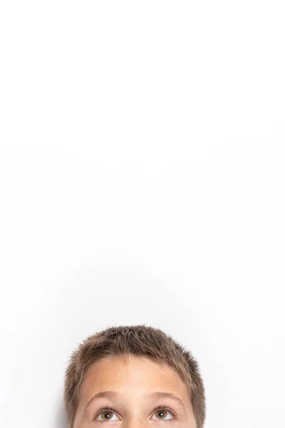 Primer plano retrato cara recortada de niño mirando hacia arriba aislado sobre fondo blanco con espacio de copia por encima de la cabeza —  Fotos de Stock