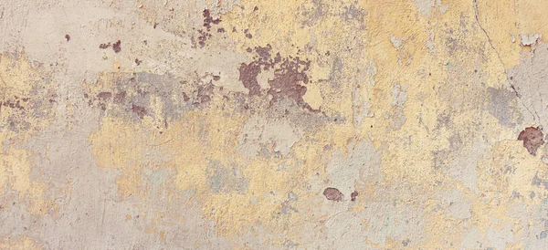 Textura de fondo de banner de pared pintada envejecida agrietada. Pared de yeso pelada sucia amarilla con la caída de escamas de pintura — Foto de Stock