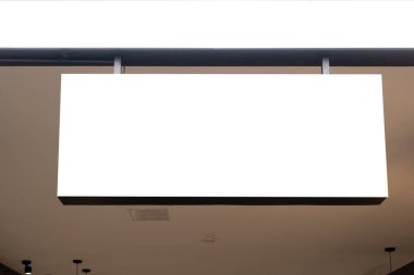 Model yap. Alışveriş merkezinin önündeki dükkanda yatay beyaz işaret levhası