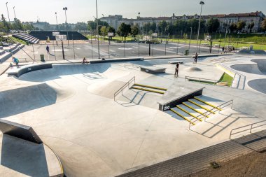 Vilnius, Litvanya... 16 Eylül 2020. Litvanya 'nın Vilnius merkezindeki Neris Nehri yakınlarındaki yeni Beyaz Tugay Spor Alanı