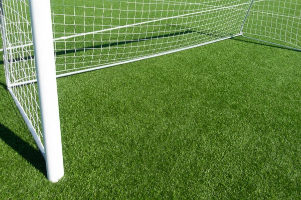 Nahaufnahme von Fußballtor mit weißem Netz und grünem Gras Hintergrund — Stockfoto