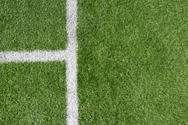 Зеленый искусственный газон футбольное поле футбольное поле с белой линией границы. Вид сверху — стоковое фото