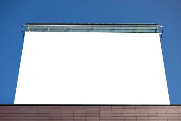Mock επάνω. Μεγάλη λευκή πινακίδα στην πρόσοψη του σύγχρονου κτιρίου Highrise στην πόλη — Φωτογραφία Αρχείου