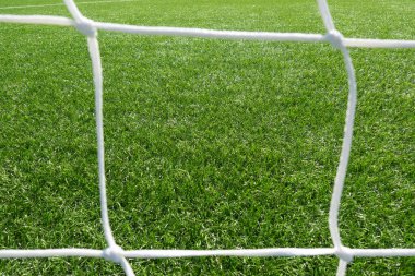 Yeşil çimen arka planlı futbol kalesine yaklaş