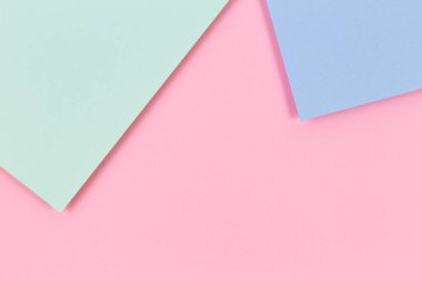 Soyut renkli kağıt dokusu arkaplanı. Pastel pembe, açık mavi ve yeşil renkte minimal geometrik şekiller ve çizgiler