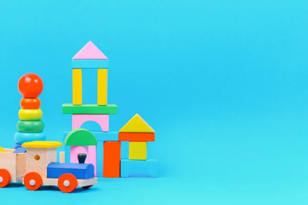 Baby Kind Spielzeug Hintergrund mit bunten Holzspielzeug auf hellblauem Hintergrund — Stockfoto