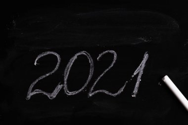 Siyah karatahtaya 2021 yazıyor. Yakın plan.