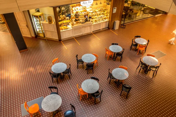 Vilnius, Lituânia 16 de setembro de 2020: Mesas de café vazias e padaria moderna dentro do supermercado G9 em Vilnius — Fotografia de Stock