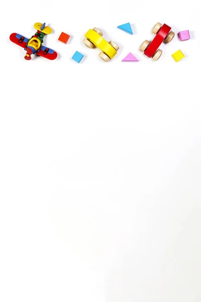 Baby-Kinderspielzeug Rahmen auf weißem Hintergrund. Draufsicht, flache Lage. Kopierraum für Text — Stockfoto
