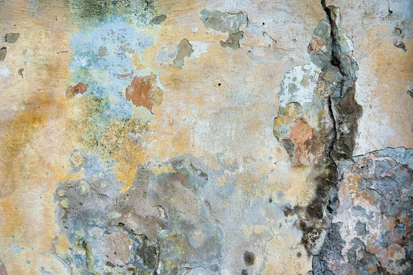Textura de fondo de pared pintada envejecida agrietada vieja. Pared de yeso pelado ligero con escamas de pintura que se caen — Foto de Stock