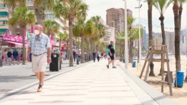 Benidorm, İspanya, 14 Haziran 2020: İnsanlar Benidorm Levante sahilinde güneşli bir günün tadını çıkarıyorlar. Coronavirus salgınından sonra popüler İspanyol tatil beldesi