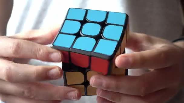 Vilnius, Lituania 18 ottobre 2020: Le mani dei bambini da vicino cercano di risolvere XIAOMI bluetooth Magic Cube, il cubo magnetico puzzle science education toy — Video Stock