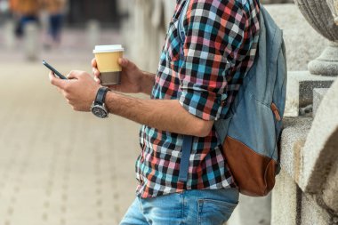 Yakışıklı bir hippi mesaj yolluyor. Şehir hayatı