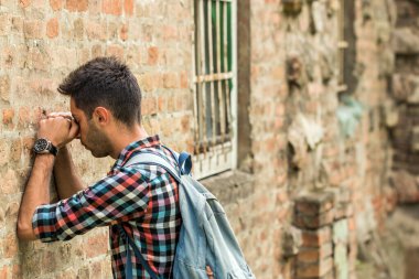 Depresyondaki iş adamı, elleri alnında. Düşünen adam. Her gün stres.