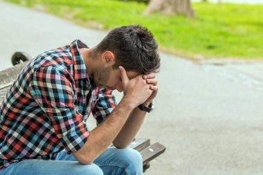 Depresyondaki iş adamı, elleri alnında. Düşünen adam. Her gün stres.