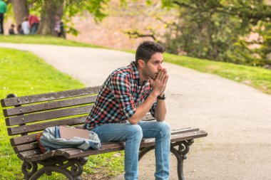 Depresyondaki iş adamı, elleri alnında. Düşünen adam. Her gün stres.