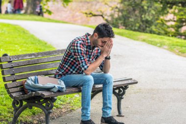 Depresyondaki iş adamı, elleri alnında. Düşünen adam. Her gün stres.