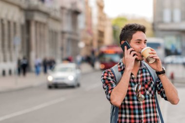 Hippi cep telefonundan konuşuyor. Hafta sonumu planlıyorum.