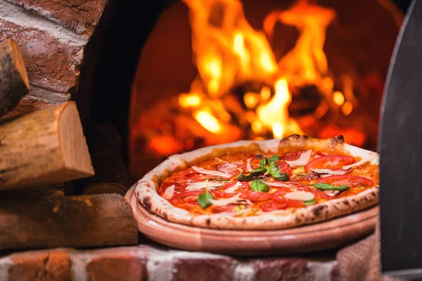 Restoran mutfakta fırında lezzetli pizza — Stok fotoğraf