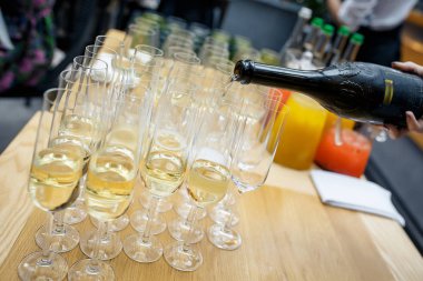 Köpüklü şarap bir partide bir bardağa dökülür