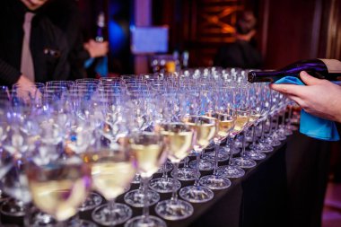 Köpüklü şarap bir partide bir bardağa dökülür