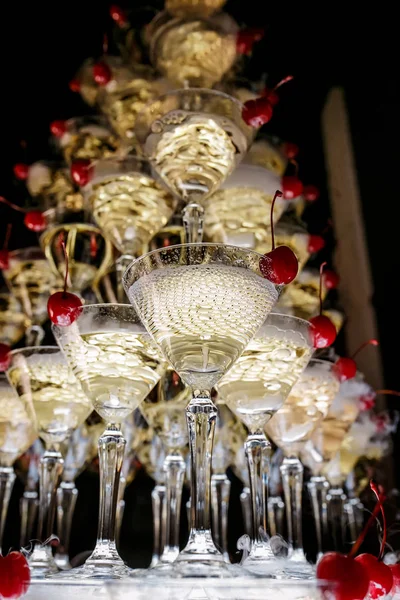 Een rij mousserende wijn glazen op de bar — Stockfoto