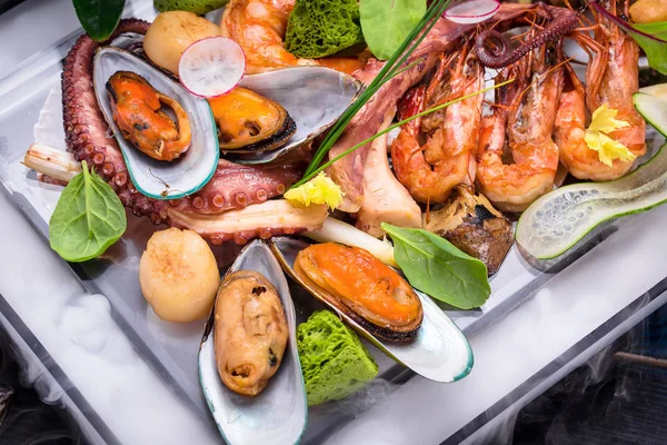 Plato de deliciosos mariscos en la mesa de madera — Foto de Stock