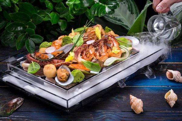 Plato de mariscos sobre mesa de madera — Foto de Stock