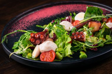 deniz ürünleri salatası, ahtapot, koyu bir arka plan üzerinde tarak