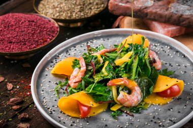  rucola dilimleri avokado domates ve karides ile ıspanak salatası