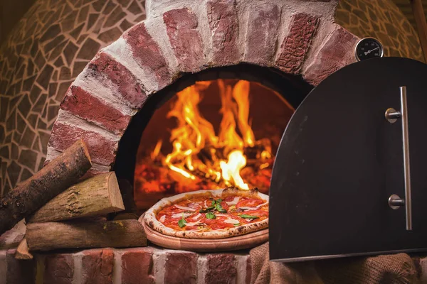 Leckere Pizza aus dem Ofen in Restaurantküche — Stockfoto