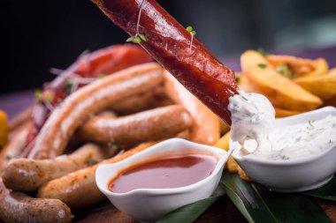 sarımsak sos batırılmış sulu barbekü sosis