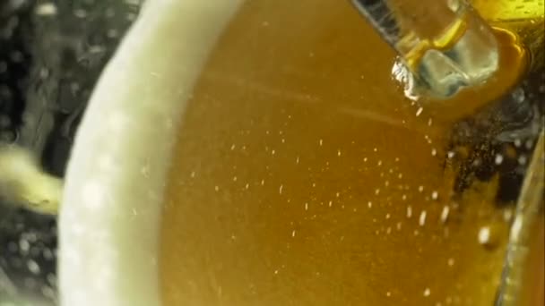 Пиво Наливається Склянку Пляшки Темному Фоні Піна Тече Вниз Склянкою — стокове відео
