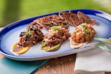 mavi bir plaka üzerinde üç farklı tartars 