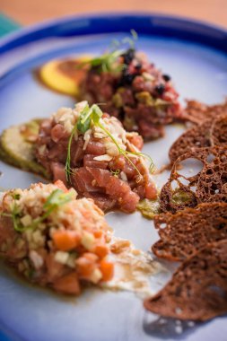 mavi bir plaka üzerinde üç farklı tartars 