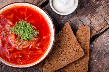 Ahşap bir tahta üzerinde Ukrayna geleneksel çanak borsch