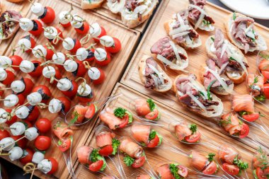 somon dana mozzarella ile birçok farklı sandviç 