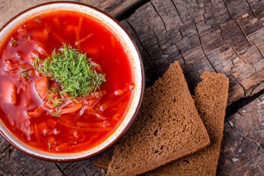 Ahşap bir tahta üzerinde Ukrayna geleneksel çanak borsch