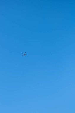 mavi gökyüzünde uçan mekanizma-drone, metin için boşluk ile