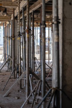 Monolitik yapıda metal destekler, beton zeminler için biçimlendirme