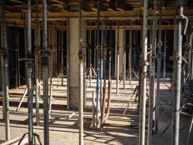 Monolitik yapıda metal destekler, beton zeminler için biçimlendirme