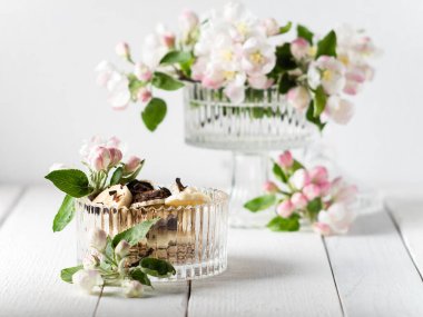 Elma çiçeklerinin arka planında muz kiraz kuşu