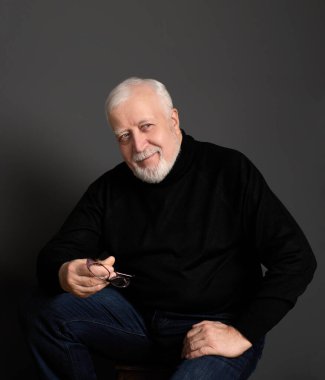 İş adamı, gri saçlı, arka planda ciddi bir şekilde...