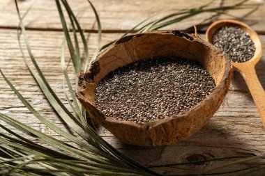 Ahşap arkaplanda Chia tohumları
